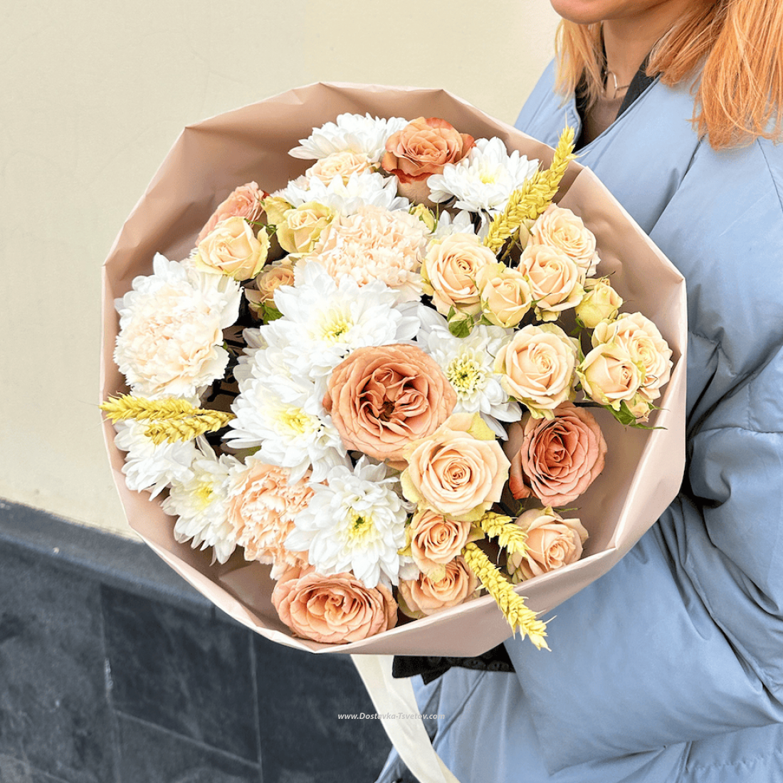 Букеты #18 Букет в бежевых тонах с розой Капучино и кустовой пионовидной розой