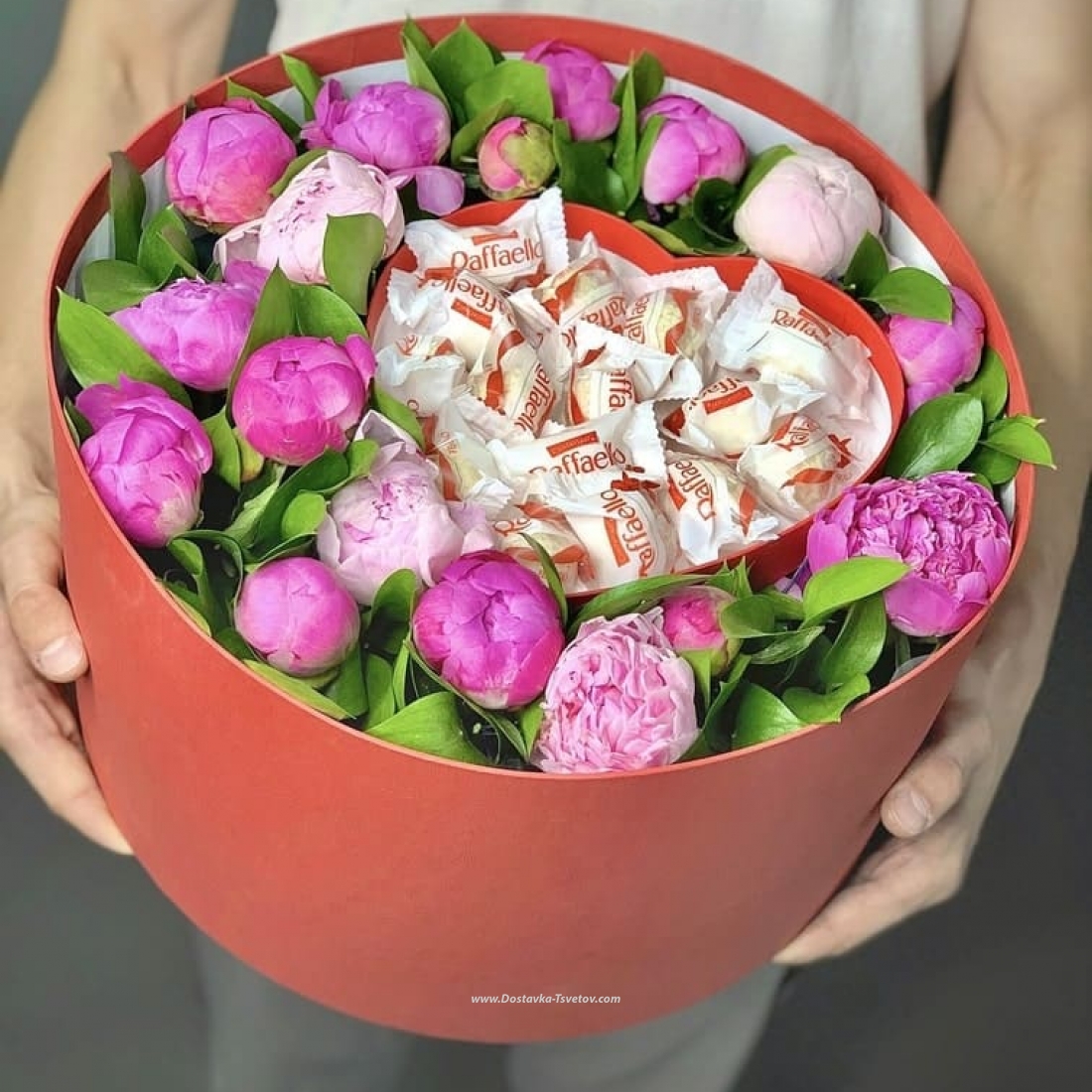 Пионы Пионы и Раффаэлло в коробке "Плюш"