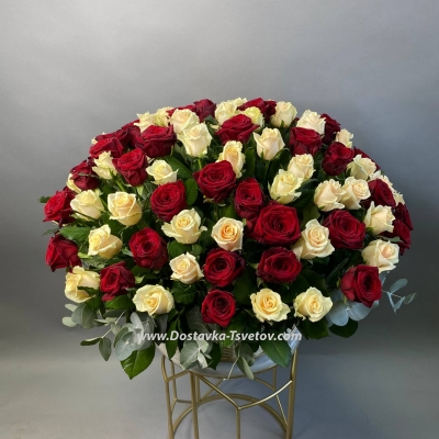 Красные и желтые розы в корзине "Испания"